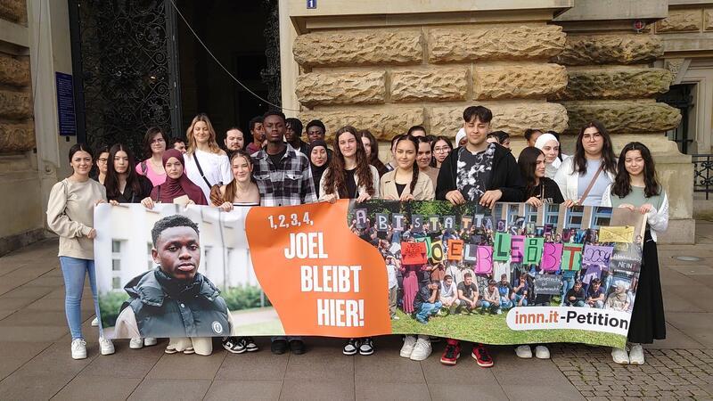 Mitschüler protestieren gegen die geplante Abschiebung des 18-jährigen Joel.