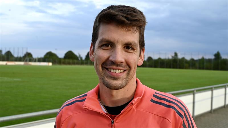 Eine Frau im Herrenfußball: Apensens Aina Kraatz geht ihren eigenen Weg Mitspieler Marco Korsmeier.