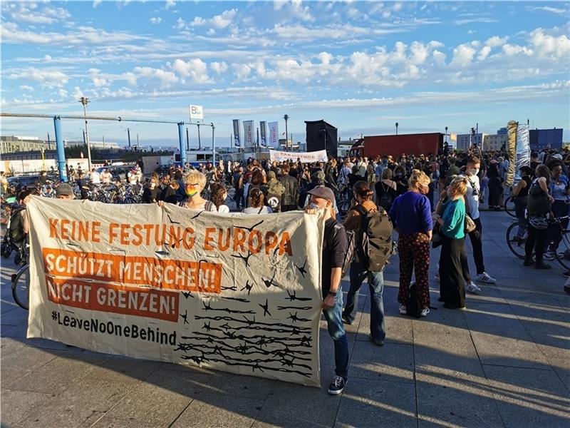 Mitstreiter der Aktion Seebrücke fordern bei einer Demonstration am 9. September 2020, die Aufnahme der Menschen aus Moria. Laut ratsbeschluss vom Dezember 2019 unterstützt die Stadt Buxtehude als „Sicherer Hafen“die Aktion Seebrücke, eine 