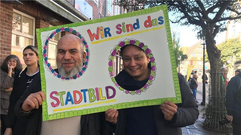 Mitstreiter des Bunten Blocks demonstrierten fantasievoll gegen die GfD.