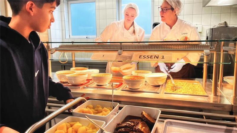 Mittag in der IGS: Wer Tischdienst hat, holt das Essen für die anderen mit dem Rollwagen ab. Die Schüler essen gemeinsam mit ihrer Lerngruppe.