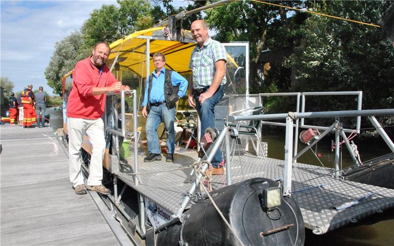 Mittags sitzt das Floß noch fest: Bernd Moje (rechts) informiert Hafenfest-Besucher Jochen Anbergen aus Horneburg (links). Foto Lohmann