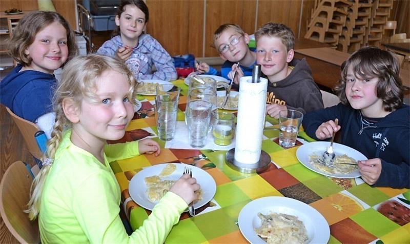 Mittagstisch in Bliedersdorf: Sechs Schüler essen hier.