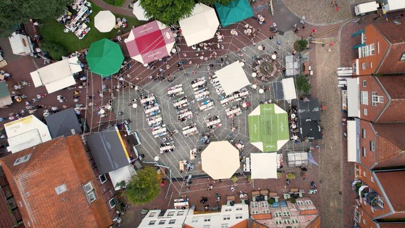 Luftbild vom Weinfest auf dem St.-Petri-Platz