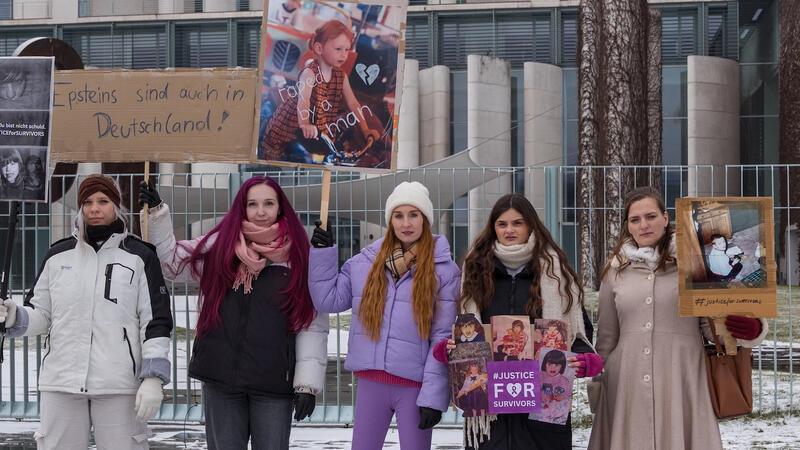 Mitte Februar demonstrierte Florina (Zweite von rechts) mit anderen jungen Frauen vor dem Bundestag für besseren Schutz vor sexueller Gewalt.