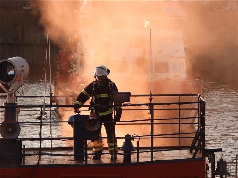 Mitte Juli brach ein Brand im Maschinenraum eines Schwimmkrans in Hamburg-Steinwerder aus. Foto: citynewstv/dpa-Zentralbild/dpa