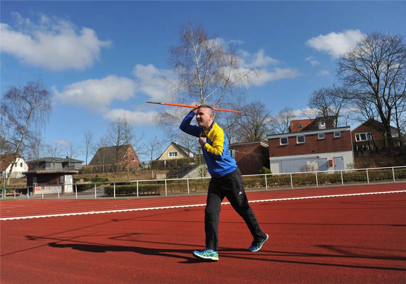 Mitte März konnte Sven Niebergall noch im Buxtehuder Jahnstadion trainieren. Bei der Deutschen Meisterschaft holte er mit einer Weite von 14,83 Metern den Titel im Speerwurf. Fotos: Scholz
