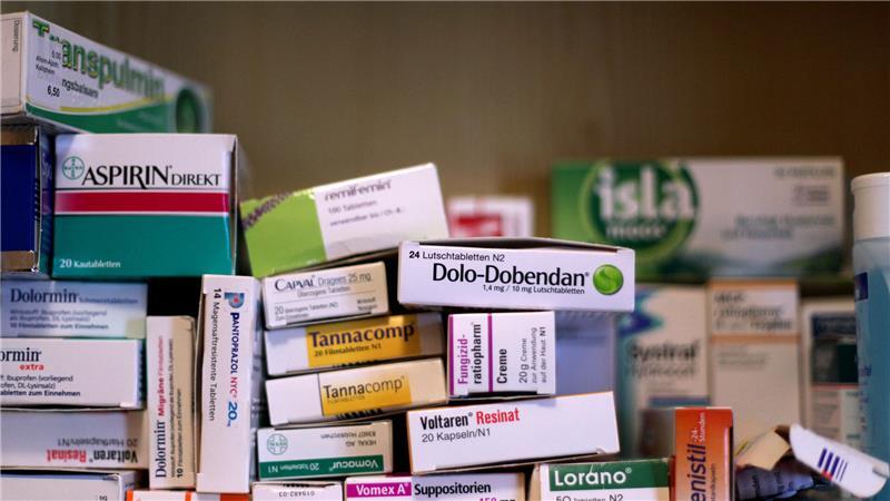 Mittel gegen Fieber, Halsweh und verstopfte Nase: Sie gehören zur Erkältungszeit in die Hausapotheke. 