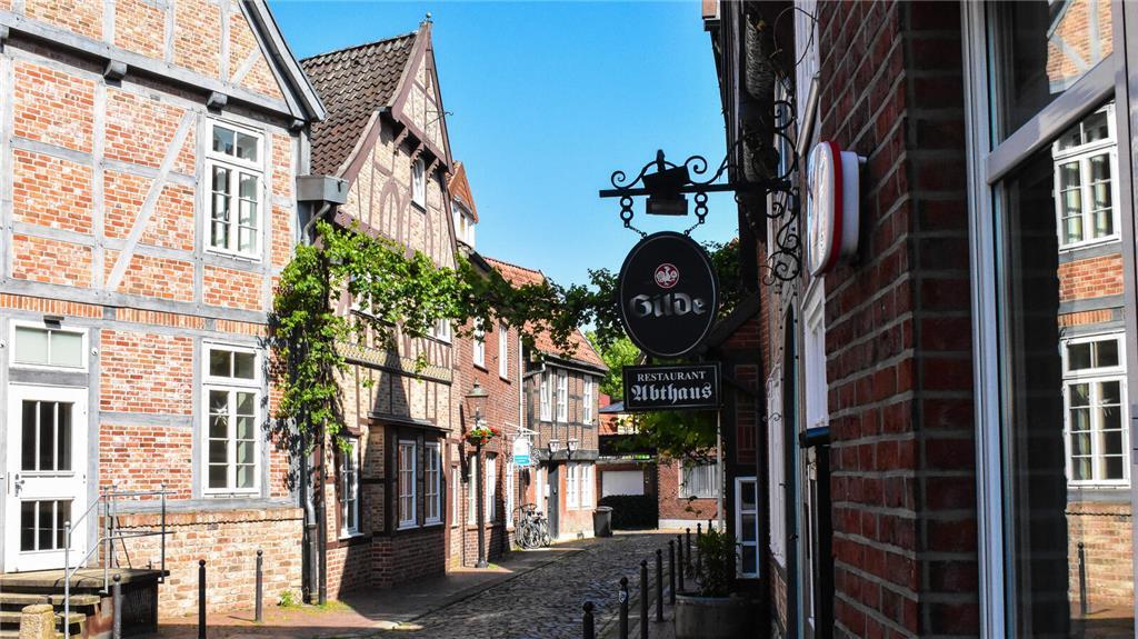 Mittelalterlich: Alte Fachwerkhäuser sind Kennzeichen der Abtstraße.