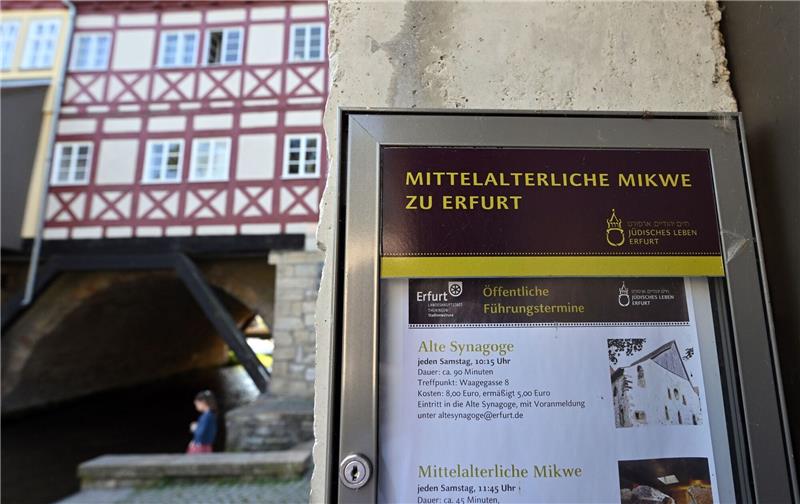 Jüdisch-mittelalterliches Erbe wird neues Unesco-Welterbe «Mittelalterliche Mikwe» steht auf der Informationstafel am Eingang zum 2007 entdeckten mittelalterlichen Ritualbad (Mikwe).