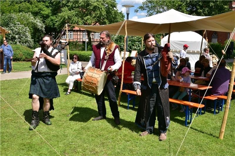 Mittelalterliche Musik war von Sonnabend bis Montag im Klosterpark zu hören. In urigen Gewändern zogen die Instrumentalisten durch den Park. Fotos Beneke