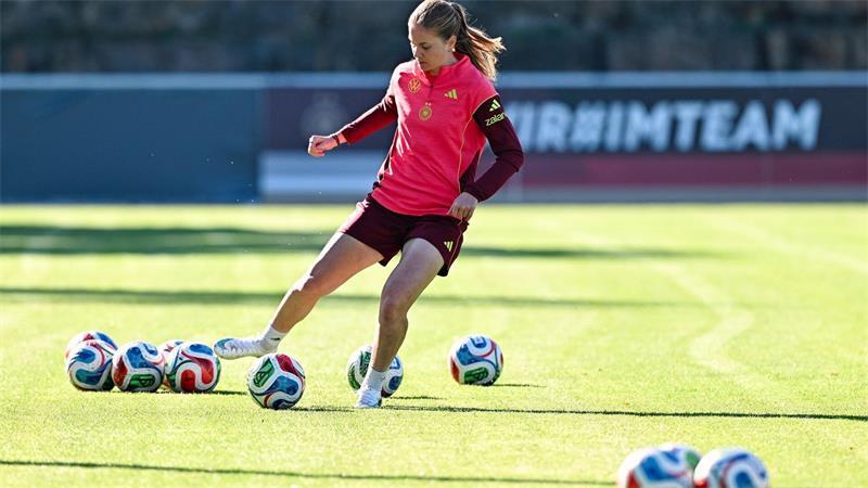Mittelfeld-Ass Sjoeke Nüsken: Trainingsarbeit vor dem Spiel gegen Australien.