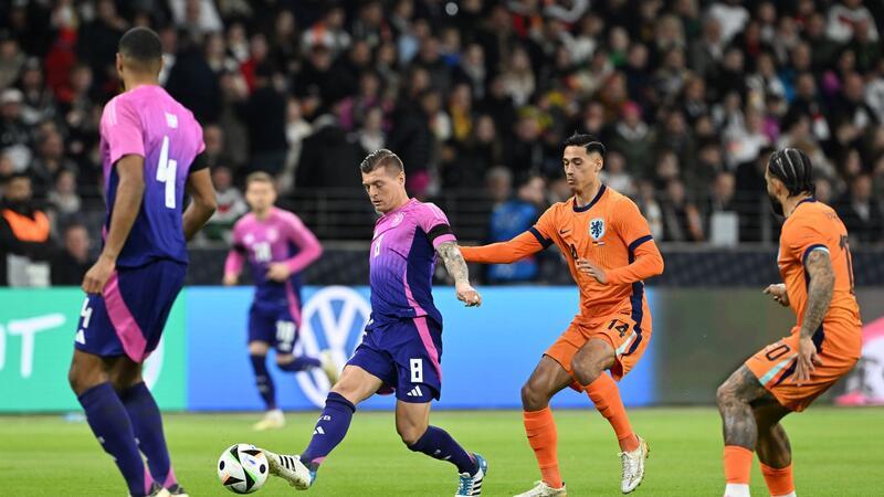 Sieg in Pink: Füllkrugs Schulter lässt die EM-Vorfreude steigen Mittelfeld-Routinier Toni Kroos (2.v.l.) organisierte wieder das deutsche Spiel.