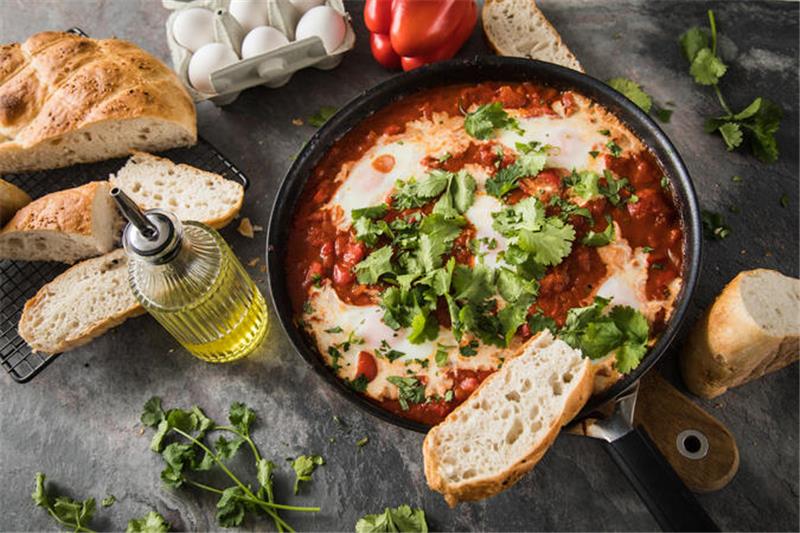 Preisexplosion: Ist dieses Lebensmittel bald nur noch als Luxusprodukt erhältlich? Mittelfruchtige Olivenöle veredeln Gemüsegerichte, wie etwa Shakshuka.