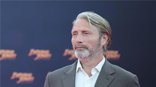 Mittelname: Dittmann. Mads Mikkelsen sagt, irgendwo unter seinen Vorfahren seien Deutsche gewesen.