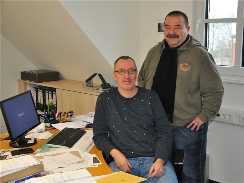 Mittelnkirchens neuer Gemeindedirektor Lars Trucewitz (links) in seinem Büro im Rathaus mit Bürgermeister Joachim Streckwaldt.Foto Lankuttis