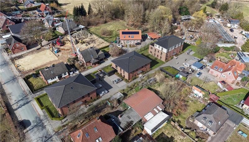 Auf ehemaligem Gärtnerei-Gelände entsteht Wohnraum mitten in Harsefeld Mittels Drohnentechnik wurde ein dreidimensionales Abbild des Geländes am Gierenberg erzeugt. In dieses wurden Visualisierungen der neuen Mehrfamilienhäuser eingebettet.