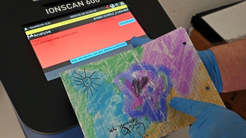 Drogenscanner in Gefängnissen setzen sich weiter durch Mittels eines Drogenscanners konnte festgestellt werden, dass das Papier des Bildes mit synthetischem Cannabinoid getränkt ist.