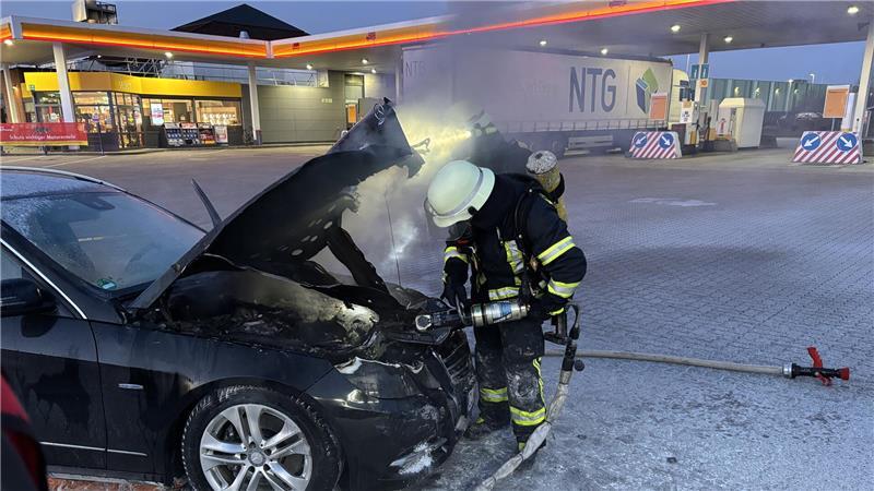 Mittels hydraulischem Rettungsgerät musste die Motorhaube geöffnet und abgetrennt werden.