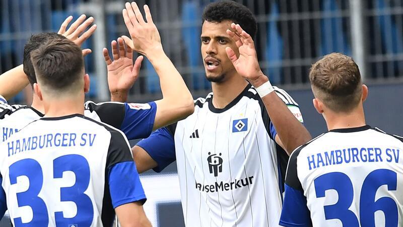 Mittelstürmer Robert Glatzel (M) bleibt beim Hamburger SV.