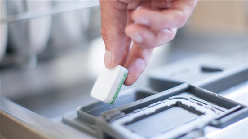 Mittelwechsel: Wenn das Geschirr unangenehm riecht, kann man zunächst ein anderes Reinigungsprodukt testen.