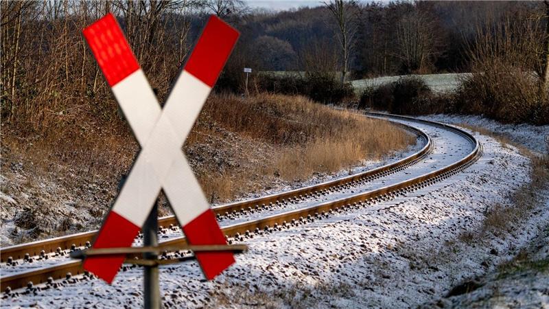 Mitten auf einem Bahnübergang kam ein Auto im dichten Schnee zum Stehen. (Symbolbild)