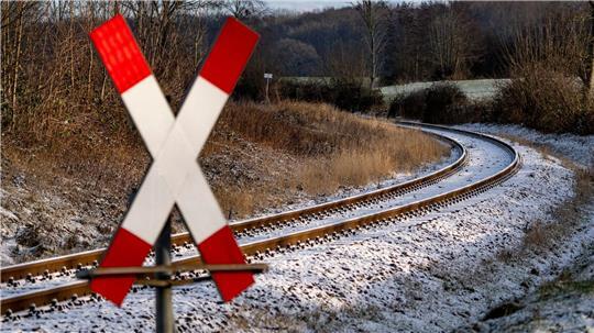 Mitten auf einem Bahnübergang kam ein Auto im dichten Schnee zum Stehen. (Symbolbild)