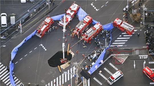 Mitten auf einer Kreuzung brach in Japan die Straße ein.