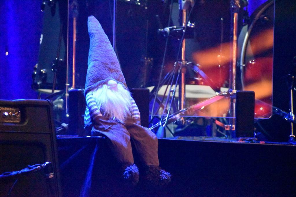 Mitten im Bühnengeschehen sitzen Weihnachtswichtel.