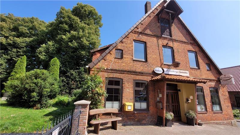 Mitten im Dorf: Das urige Gasthaus "Schlichtings" liegt gleich neben der Cappeler Kirche.