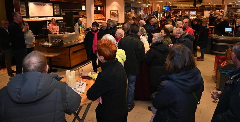 Mitten im Leben: Bürgermeister Jörk Philippsen begrüßt die Gäste des Neujahrsempfangs von Flecken und Förderverein im Rewe-Markt in Horneburg.