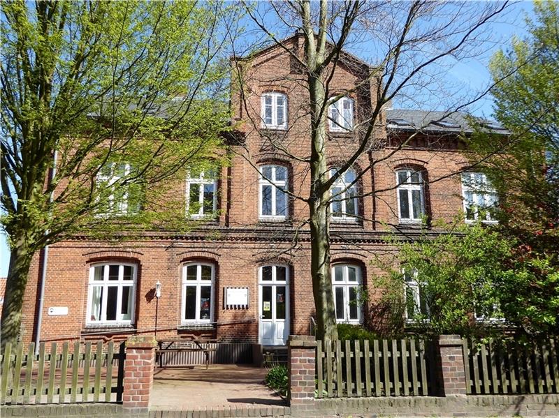 Mitten im Ort liegt die Gemeindebücherei in Freiburg. Foto: Fischer