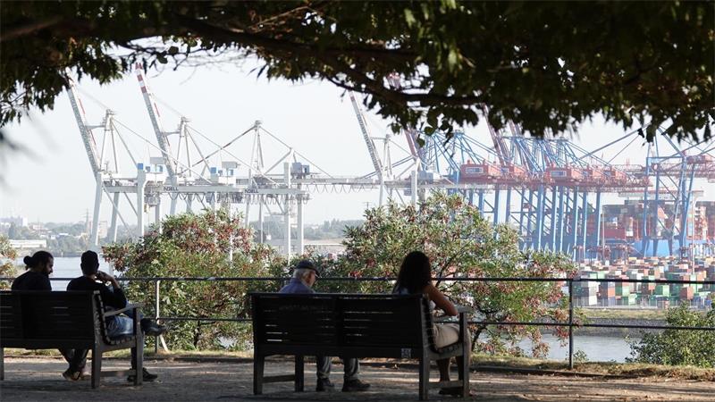 Diese 7 Hamburg-Spots haben besten Ausblick und sind kostenlos Mitten im Park und mit Aussicht auf den Containerhafen: der Altonaer Balkon. (Archivbild)