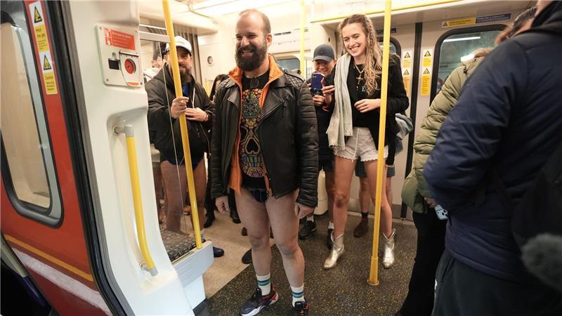 Mitten im Winter fahren Menschen in der britischen Hauptstadt London ohne Hose in die U-Bahn.