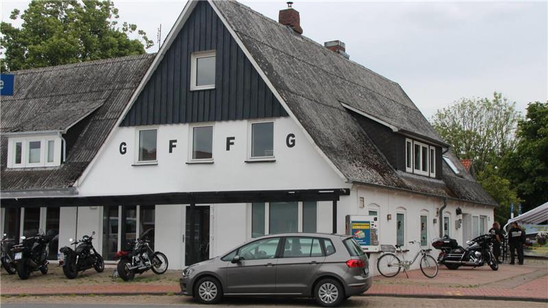 Rockerclub Gremium MC siedelt sich mitten im Dorf an Mitten in Ihlienworth - neben Kirche und Polizei, gegenüber von Verwaltung und Landfrauenmarkt - ist der neue Rockertreff entstanden. Die Buchstaben GFFG stehen für "Gremium forever- forever Gremium".