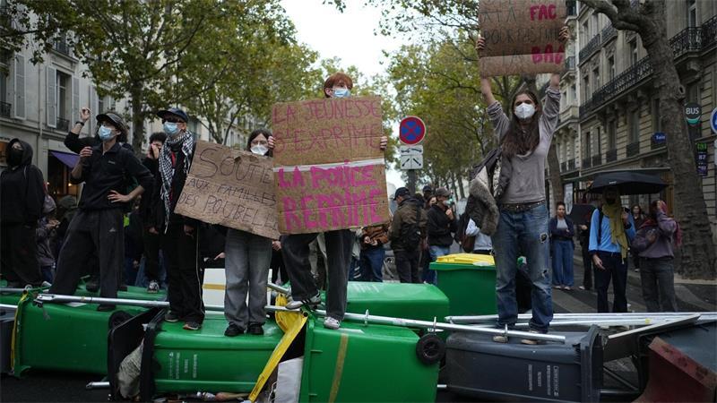 Schulproteste in Frankreich: Regierung weiter unter Druck Mitten in Paris errichteten protestierende Studenten Barrikaden.