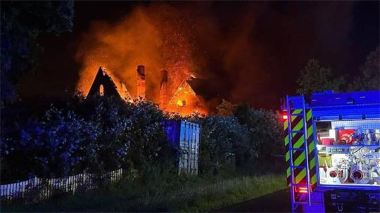 Mitten in der Gewitternacht kämpften zahlreiche Einsatzkräfte in Lüdingworth gegen einen Großbrand. 