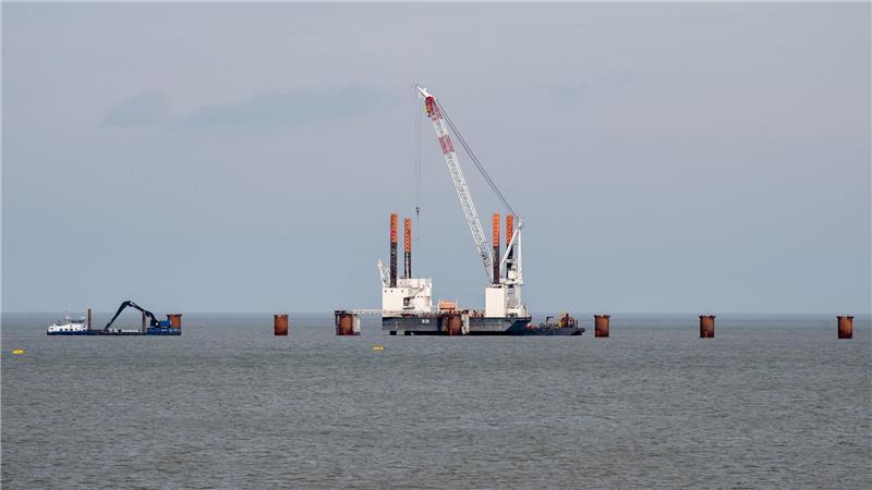 Mitten in der Jade wurde ein Anleger für das zweite schwimmende LNG-Terminal in Wilhelmshaven gebaut - das Spezialschiff „Excelsior“ soll nun anlegen. (Archivbild)