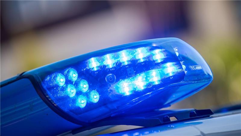 Unbekannter mit Schusswaffe überfällt Fast-Food-Restaurant in Hamburg Mitten in der Nacht: Ein Mann betritt bewaffnet ein Restaurant – und flüchtet mit Geld. (Symbolbild)