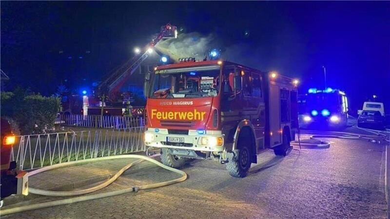 Feuer in Cuxhaven: Dachstuhl steht in der Nacht in Flammen Mitten in der Nacht flackert das Blaulicht durch Sahlenburg.