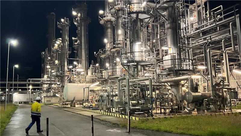 Nachtschicht bei der Dow: Wo die Lichter nie ausgehen Mitten in der Nacht hell beleuchtet: die Dowanol-Produktionsanlage.