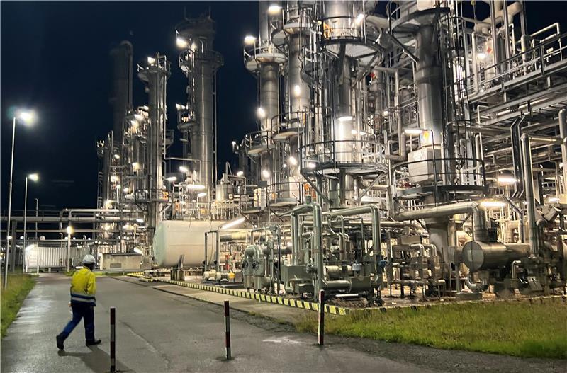 Mitten in der Nacht hell beleuchtet: eine Dow-Produktionsanlage.