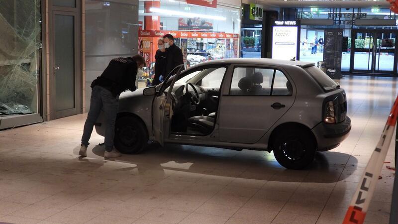 Mitten in der Nacht krachte das Auto in das Schaufenster.