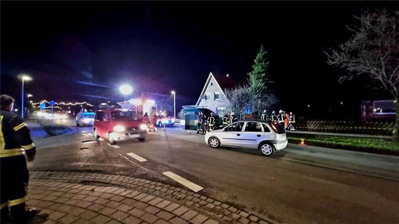 Frontal-Crash und Kontrollverlust auf B73 – Mehrere Verletzte Mitten in der Ortschaft Cadenberge prallt das Auto gegen einen Baum.