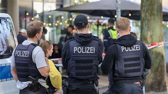 Mitten in der belebten Essener Innenstadt haben maskierte Männer einen Häftling befreit, der in eine Arztpraxis gebracht werden sollte.