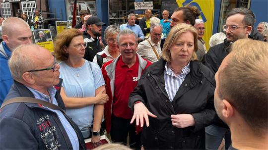 Mittendrin: Bärbel Bas stellte sich in Buxtehude eineinhalb Stunden den Fragen der Bürger. Neben ihr, im roten SPD-T-Shirt, steht der Ortsvereinsvorsitzende Christian Krüger.