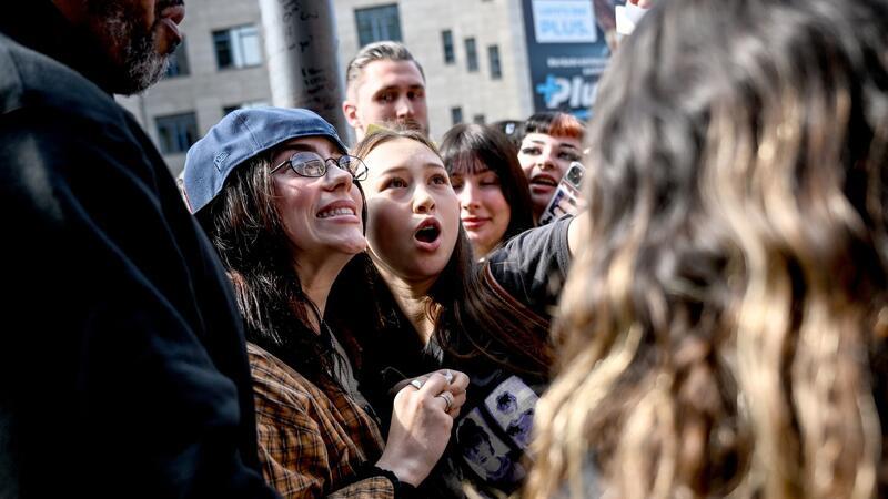Billie Eilish feiert die vegane Gastronomie in Berlin Mittendrin zwsichen den Fans: Sängerin Billie Eilish in Berlin.