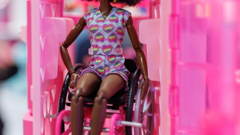 Erste blinde Barbie-Puppe Mittlerweile gibt es auch eine Barbie im Rollstuhl (Archivbild).