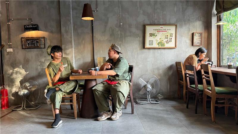 Kellner in Militärkluft: Vietnams kultigste Kaffeehauskette Mittlerweile gibt es mehr als 100 Filialen - und trotz des Militär-Themas ist es gemütlich.