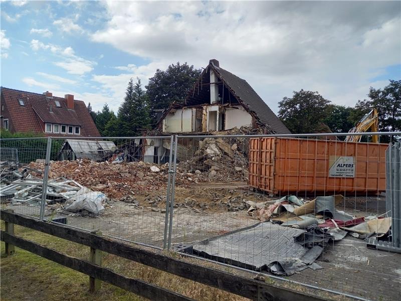 Mittlerweile ist der Abriss beendet, ein Mehrfamilienhaus soll entstehen. Foto: Thomas Hagedorn